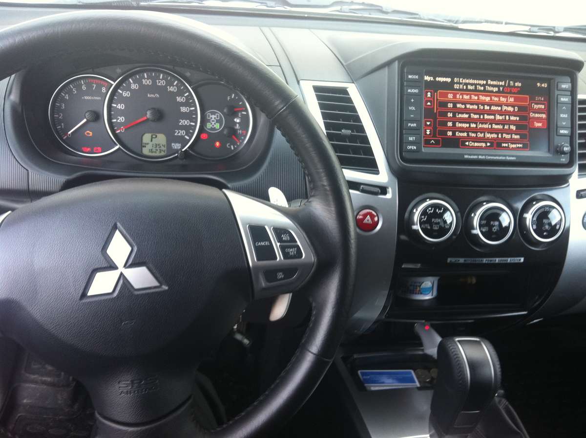 Mitsubishi Pajero Sport 2 приборная панель