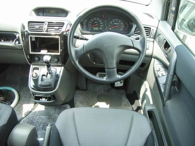 2000 Mitsubishi RVR Photos