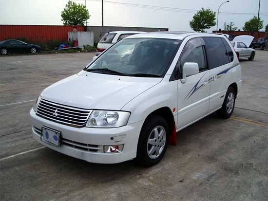 2000 Mitsubishi RVR Images