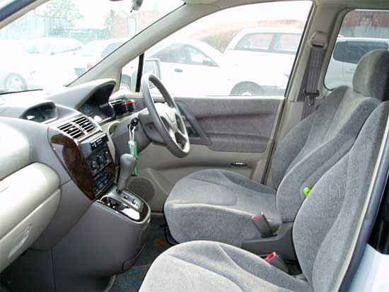 2000 Mitsubishi RVR Photos