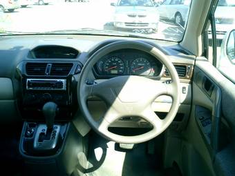 2000 Mitsubishi RVR Images