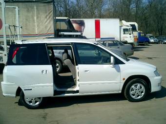 2000 Mitsubishi RVR Pictures