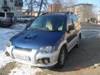 2000 Mitsubishi RVR Pictures