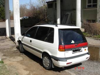 1992 Mitsubishi Space Runner Photos