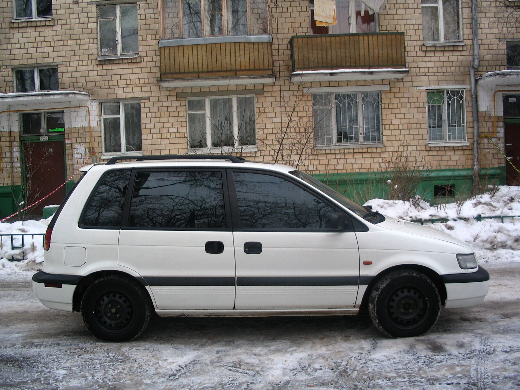 1994 Mitsubishi Space Runner specs mpg, towing capacity