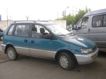 1995 Mitsubishi Space Runner Pictures