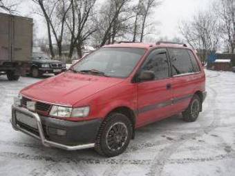 1996 Mitsubishi Space Runner Photos