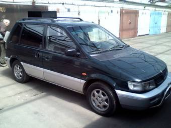 1997 Mitsubishi Space Runner Photos