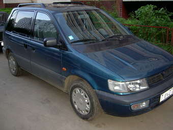 1998 Mitsubishi Space Runner Pictures