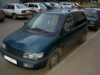 1998 Mitsubishi Space Runner Pictures