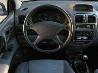 2001 Mitsubishi Space Star Pictures