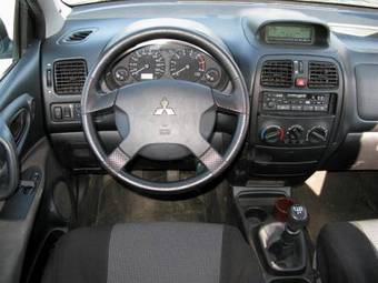 2003 Mitsubishi Space Star Pictures