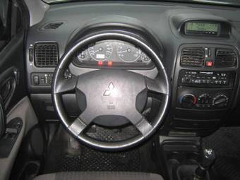 2004 Mitsubishi Space Star Photos