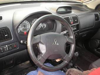 2004 Mitsubishi Space Star Pictures