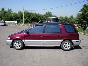 1992 Mitsubishi Space Wagon Pictures