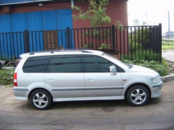 2000 Mitsubishi Space Wagon Photos