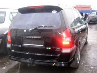2000 Mitsubishi Space Wagon Pictures