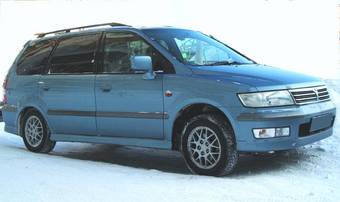 2001 Mitsubishi Space Wagon Pictures