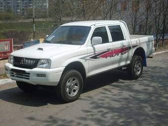 2004 Mitsubishi Strada Photos