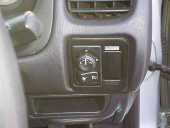2000 Nissan AD Van Photos