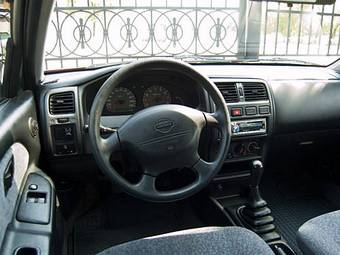 1999 Nissan Almera Pictures