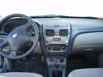 2000 Nissan Almera Pictures