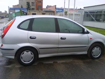 2000 Nissan Almera Pictures