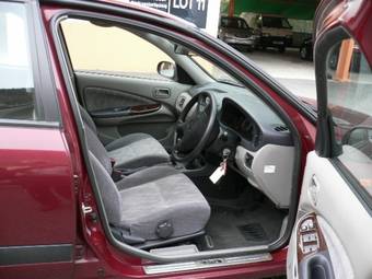 2001 Nissan Almera Photos