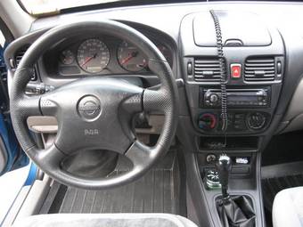 2001 Nissan Almera Pictures