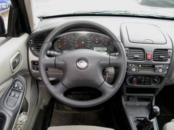 2002 Nissan Almera Photos