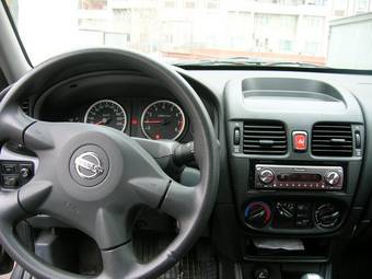 2004 Almera