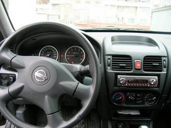 2004 Almera