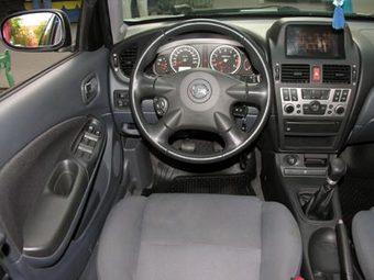 2004 Nissan Almera Photos