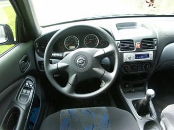 2004 Nissan Almera Pictures