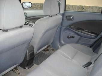 2004 Nissan Almera Pictures