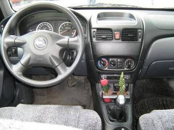 2004 Nissan Almera Pictures
