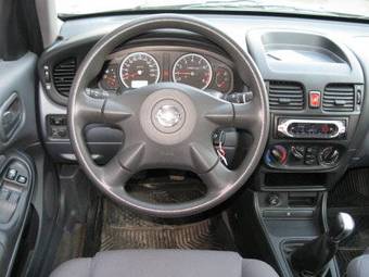 2004 Nissan Almera Pictures