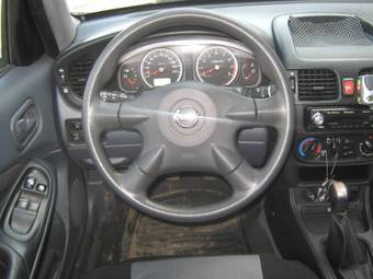 2004 Nissan Almera Photos