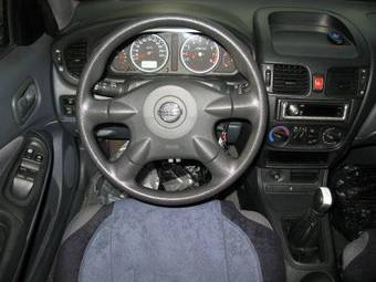 2004 Nissan Almera Photos