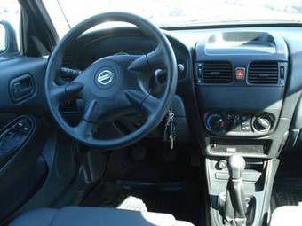 2004 Nissan Almera Pictures