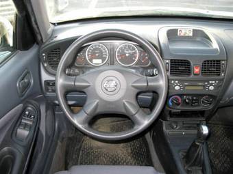 2004 Nissan Almera Pics