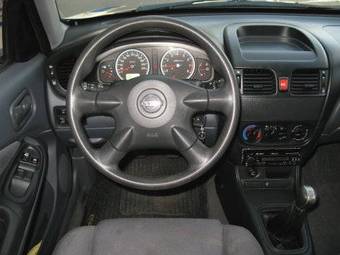 2004 Nissan Almera Pictures