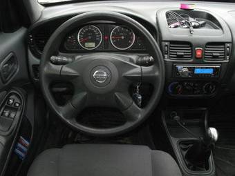 2004 Nissan Almera Pictures