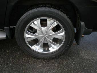 2004 Nissan Armada Photos