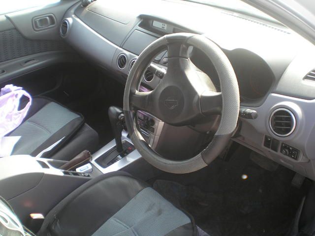 2001 Nissan Avenir