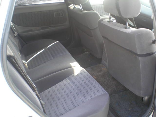 2001 Nissan Avenir
