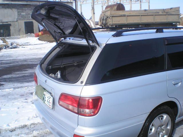 2001 Nissan Avenir