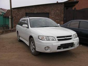 2001 Nissan Avenir Photos