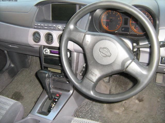 2002 Nissan Avenir