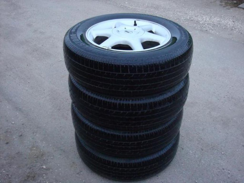2002 Nissan Avenir